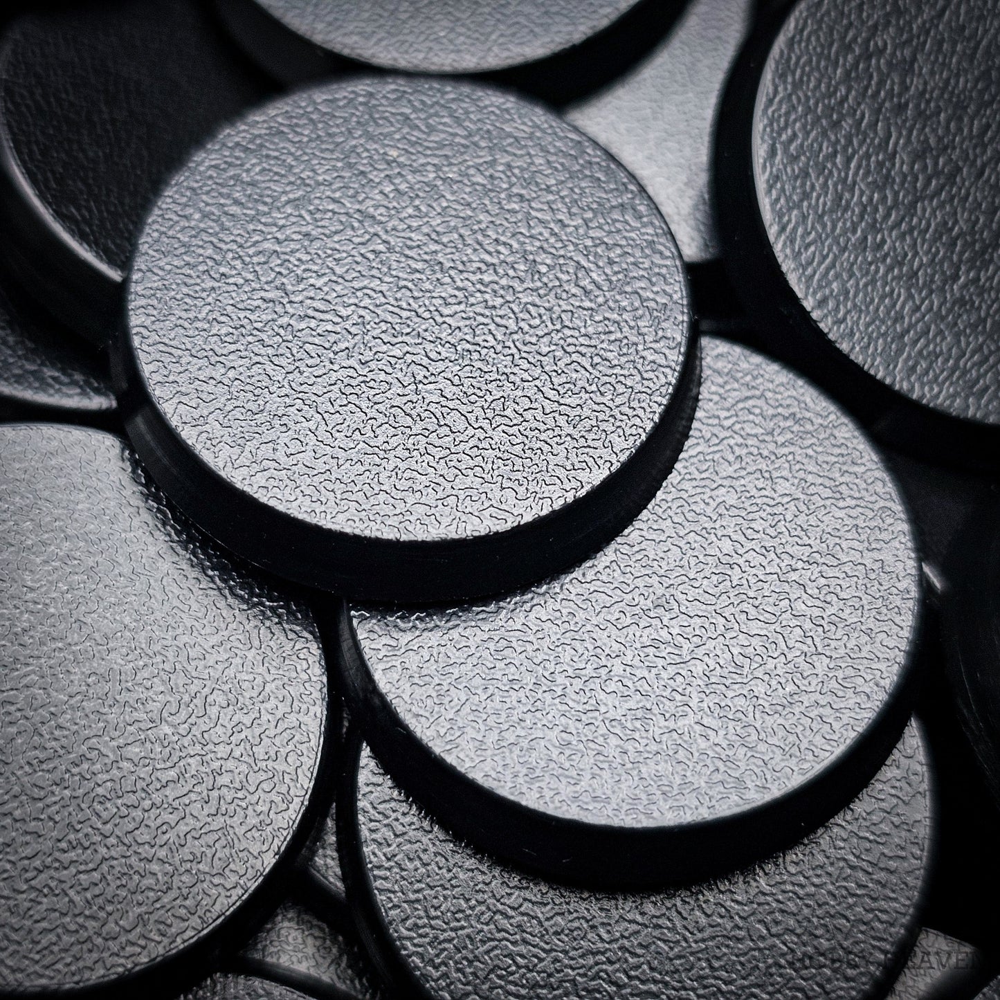 28mm Round Plain Plastic Bases for Wargaming Miniatures | Hobby Heaven